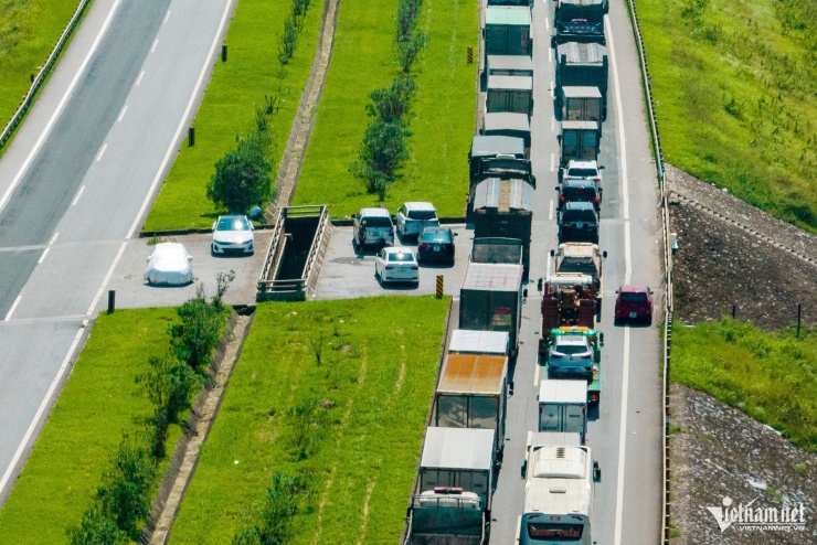 Rời vùng lũ Thái Nguyên, tài xế ô tô gặp cảnh 'thêm một lần đau' trên cao tốc - 6