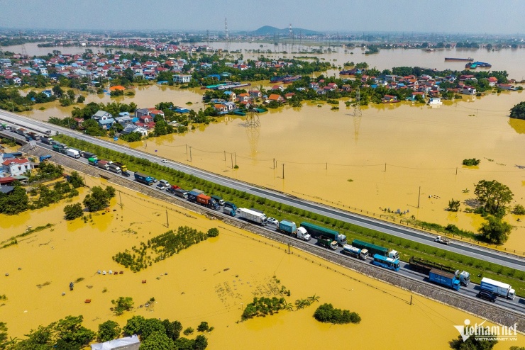 Rời vùng lũ Thái Nguyên, tài xế ô tô gặp cảnh 'thêm một lần đau' trên cao tốc - 7