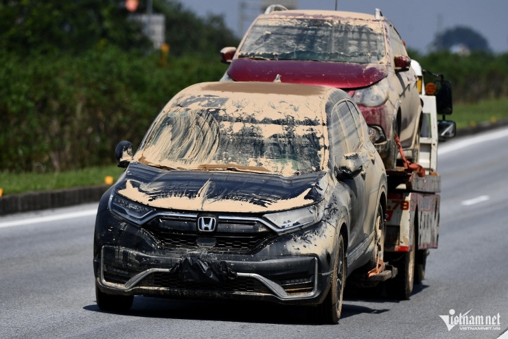 Rời vùng lũ Thái Nguyên, tài xế ô tô gặp cảnh 'thêm một lần đau' trên cao tốc - 11