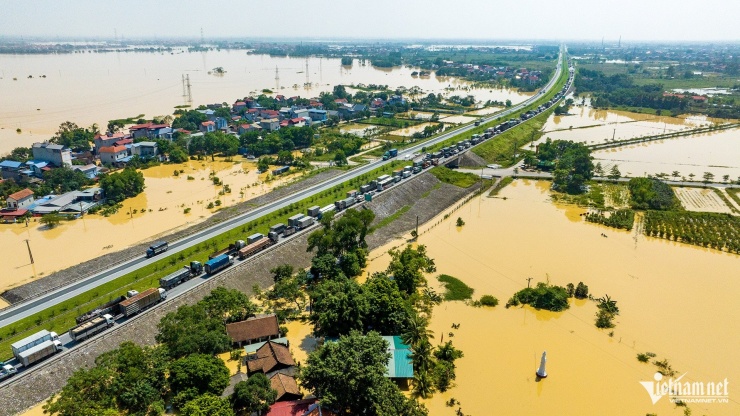 Rời vùng lũ Thái Nguyên, tài xế ô tô gặp cảnh 'thêm một lần đau' trên cao tốc - 9