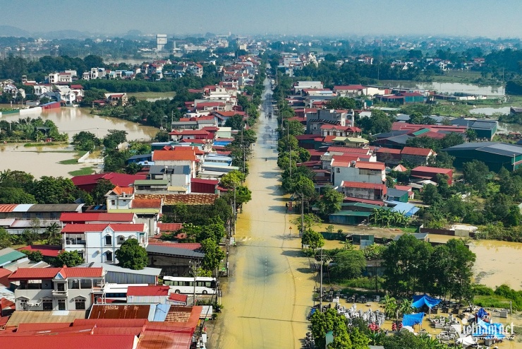 Rời vùng lũ Thái Nguyên, tài xế ô tô gặp cảnh 'thêm một lần đau' trên cao tốc - 12