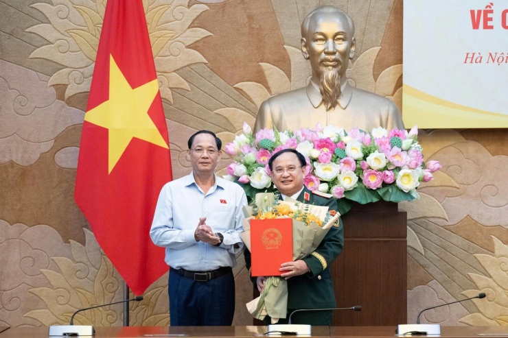 Phó Chủ tịch Quốc hội Trần Quang Phương trao Nghị quyết và tặng hoa chúc mừng Phó Chủ nhiệm Ủy ban Quốc phòng, An ninh và Đối ngoại Trần Đức Thuận (Ảnh: QH)