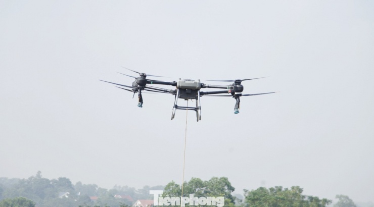 Drone bay trở về sau khi chở lương thực và thực phẩm cho người dân vùng lũ bị cô lập ở xã Hoàng Vân. Chiều 9/10, drone đã bay đưa gần 600 kg hàng đến bà con vùng lũ. Dự kiến, ngày 10/10, drone vận chuyển khoảng 1.000 kg hàng hóa đến tay bà con vùng lũ bị cô lập ở xã Hoàng Vân. Ảnh: Nguyễn Thắng
