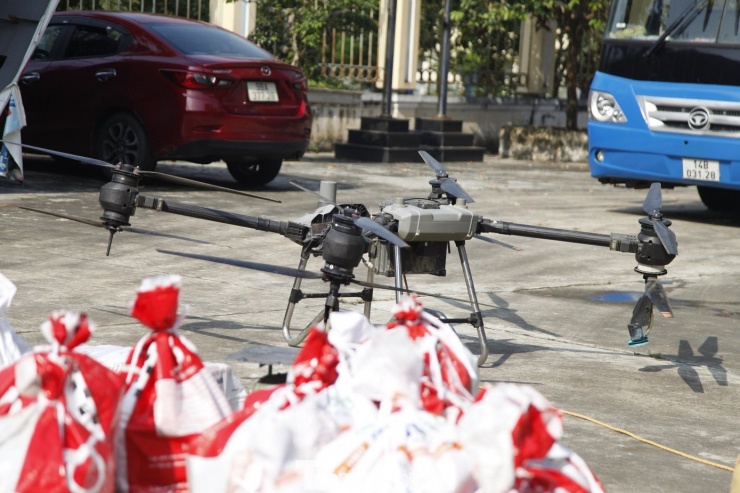 Drone chuẩn bị bay vào vùng ngập lụt. Ảnh: Nguyễn Thắng