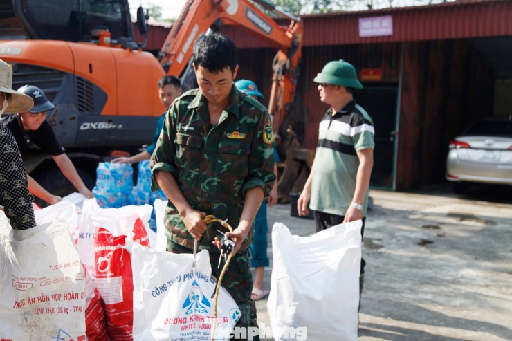 Buộc lương thực và thực phẩm vào drone để bay vận chuyển tiếp tế bà con vùng lũ bị cô lập ở xã Hoàng Vân. Ảnh: Nguyễn Thắng