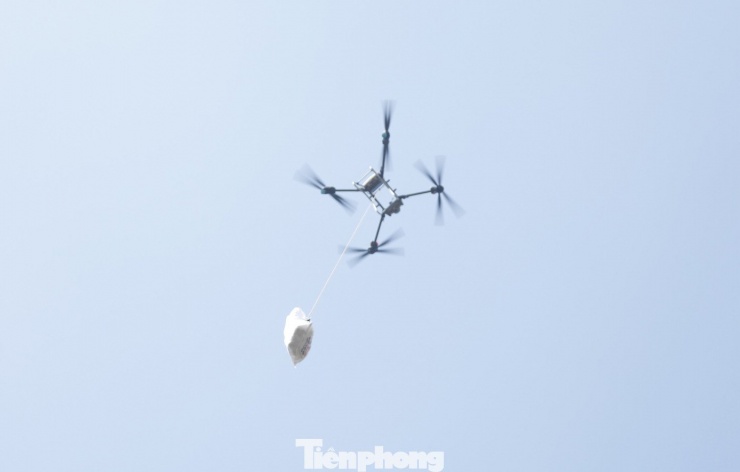 Chia sẻ với PV Tiền Phong, ông Nguyễn Đình Hương - Phó Chủ tịch HĐND xã Hoàng Vân cho biết, hiện xã Hoàng Vân có 10 thôn bị cô lập với khoảng 4.000 người. Phương tiện đường thủy không thể vào được nhiều chỗ ngập lũ trong xã nên dùng drone bay vận chuyển lương thực và thực phẩm cho người dân là rất hiệu quả, kịp thời. Ảnh: Nguyễn Thắng