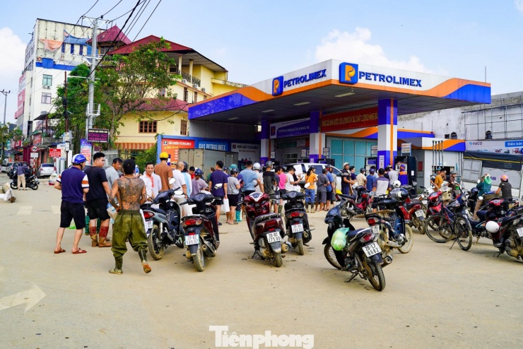 Người dân xếp hàng “rồng rắn” chờ mua xăng tại cây xăng trên đường Phan Đình Phùng, TP Thái Nguyên.