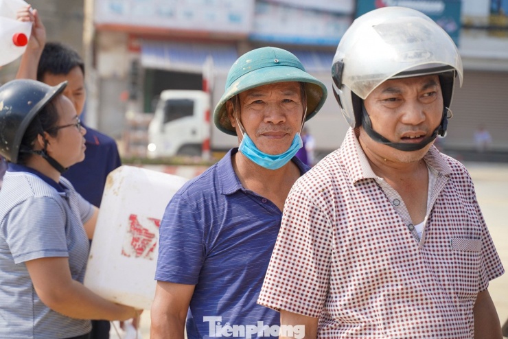 Ông Ánh (mũ cối) xếp hàng mua xăng.