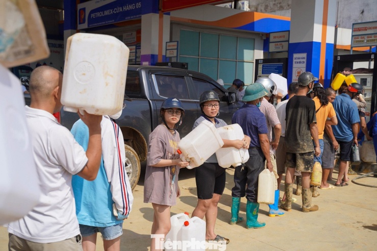 Nhiều người xếp hàng mua xăng.