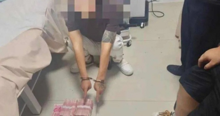 Nghi phạm bị bắt tại nhà riêng cùng tang vật. Ảnh: Weibo