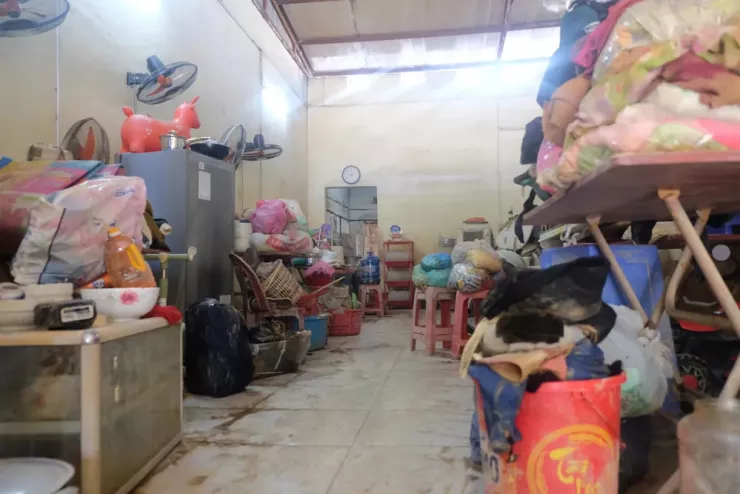 Tủ lạnh và những vật dụng trong nhà đều bị ngâm nước, người dân đang chờ có nước sạch để giặt.