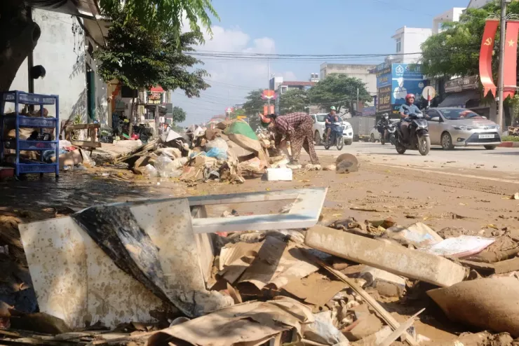 Rác phủ kín các con đường dọc sông Cầu.