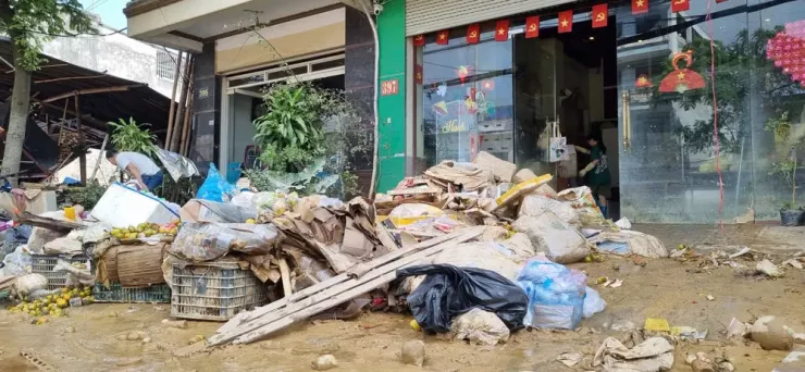 Nhiều căn nhà bị rác vây kín lối ra.