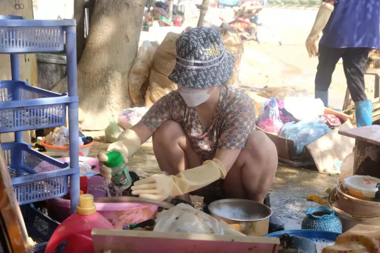 Các gia đình dọc đường Cách Mạng Tháng 8 đang lau dọn vật dụng sinh hoạt chuẩn bị cho cuộc sống thường nhật.