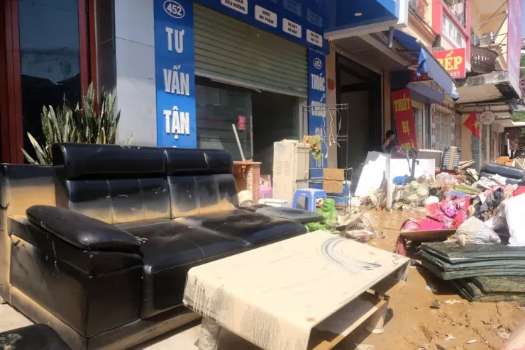 Bộ bàn ghế vừa sắm, hư hỏng sau trận lũ.