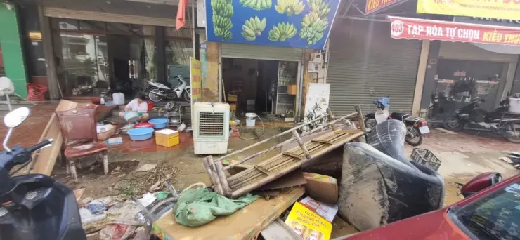 Những tài sản quý của người dân chỉ sau trận lũ đã trở thành đống rác.