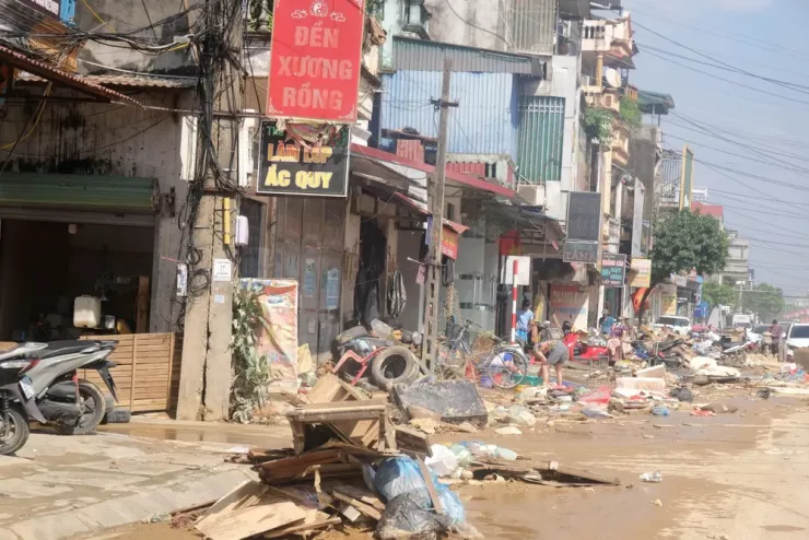 Khắp các phường ở TP Thái Nguyên (cũ) đâu đâu cũng ngập rác, bùn