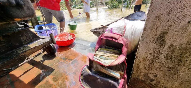 Chiếc cặp sách của học sinh cũng bị nước lũ nhấn chìm chưa kịp phơi khô.