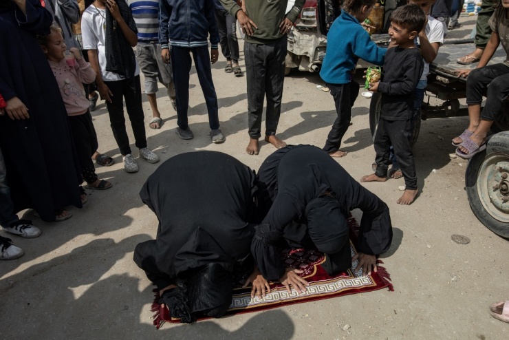 Tại Khan Younis, người Palestine cúi lạy trên đường phố ngay khi nghe tin vui.