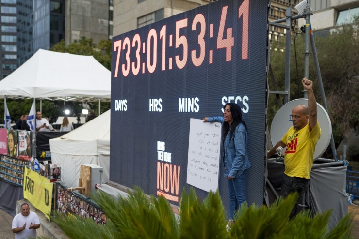 Einav Zangauker (áo xanh), mẹ của con tin Matan Zanzauker, đứng trước đồng hồ chỉ thời gian hơn 733 ngày các con tin bị giam giữ.