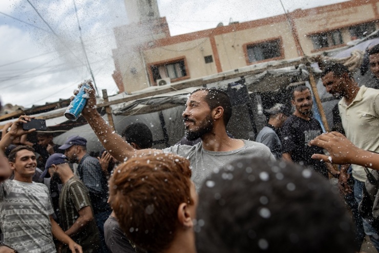 Người đàn ông ở Khan Younis xịt bọt tuyết lên trời, bày tỏ niềm vui trong ngày xác lập thỏa thuận hòa bình.