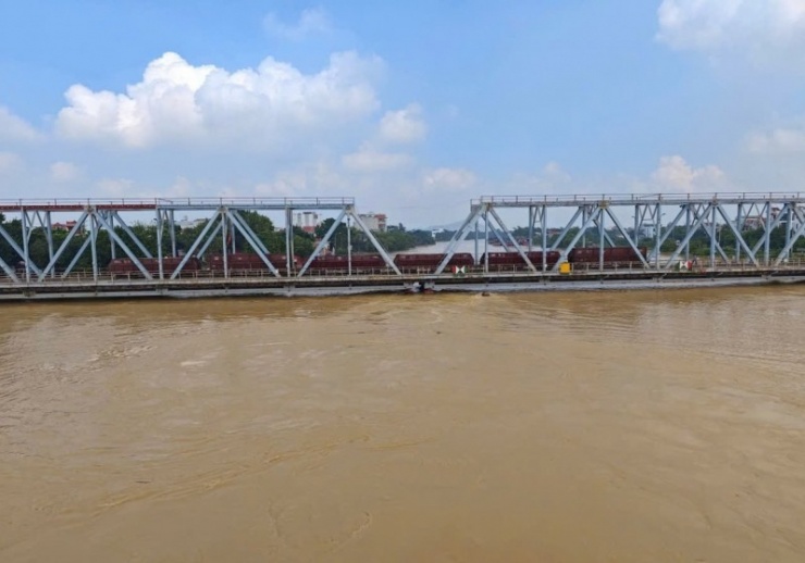 Điều tàu chở hàng nặng 300 tấn án ngữ trên cầu sông Thương để đối phó nước lũ - 1