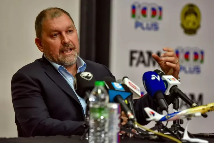 HLV Peter Cklamovski quy trách nhiệm cho FAM về sai sót nhập tịch cho 7 cầu thủ. Ảnh: CCT.