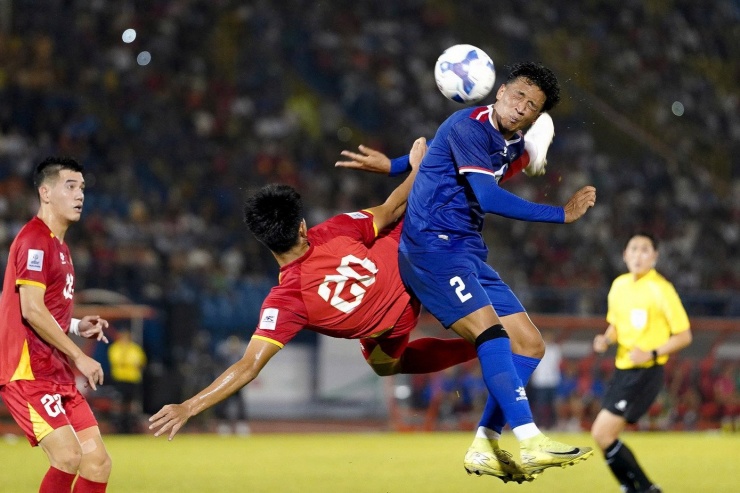 Nepal đã khiến đội tuyển Việt Nam có lúc giật mình trước khi bị chơi trong thế thiếu người