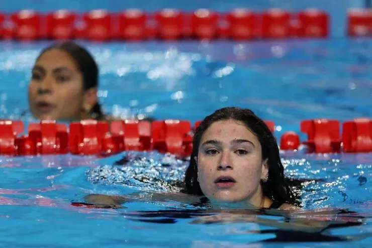 Kỷ lục gia bơi lội thế giới Benedetta Pilato (phải). Ản: REUTERS