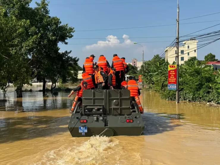 Xe đặc chủng lội nước chở các chiến sỹ công an tiếp cận các khu vực ngập lụt, nơi các hộ dân vẫn đang bị chia cắt, cô lập để chuẩn bị hỗ trợ người dân dọn dẹp, vệ sinh nhà cửa, làng xóm sau trận lụt.