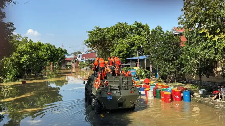 Nước đang rút dần, người dân sắp phải đối mặt với trận chiến sau lũ là dọn bùn, vệ sinh nhà cửa, làng xóm, khơi thông cống, rãnh, kênh mương...