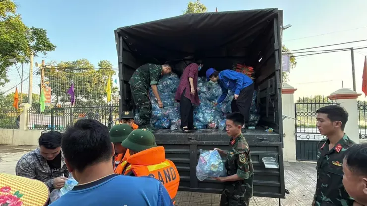 Từng gói nhu yếu phẩm được chuẩn bị để tiếp tế cho bà con bị ngập nặng tại các xã Đa Phúc, Trung Giã (Hà Nội) những ngày qua.