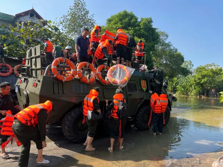 Bộ Công an đã huy động ba xe đặc chủng có gầm khá cao, khả năng lội qua những vùng nước sâu để thuận tiện trong công tác cứu hộ, cứu nạn, hỗ trợ bà con nhân dân vùng ngập lụt.