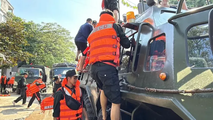 Lực lượng công an, quân đội tại khu vực tập kết chuẩn bị điều người, phương tiện giúp dân vùng lũ.