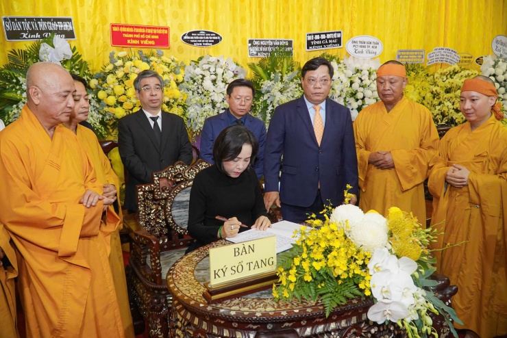 Phó Chủ tịch Quốc hội Nguyễn Thị Thanh viết sổ tang