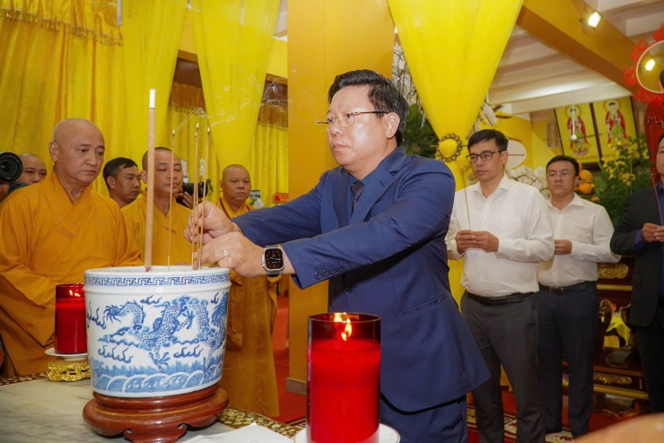 Phó Trưởng Ban Tuyên giáo và Dân vận Trung ương Trần Thanh Lâm viếng trưởng lão hòa thượng Thích Trí Tịnh