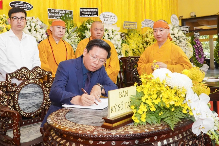 Phó Trưởng Ban Tuyên giáo và Dân vận Trung ương Trần Thanh Lâm viết sổ tang