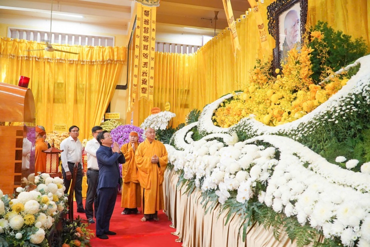 Phó Trưởng Ban Tuyên giáo và Dân vận Trung ương Trần Thanh Lâm kính viếng trước di ảnh của trưởng lão hòa thượng Thích Trí Tịnh