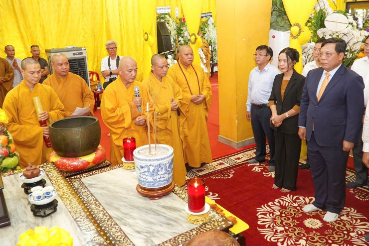 Thứ trưởng Bộ Dân tộc và Tôn giáo Nguyễn Hải Trung đến viếng trưởng lão hòa thượng Thích Trí Tịnh