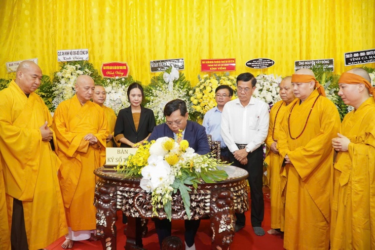 Thứ trưởng Bộ Dân tộc và Tôn giáo Nguyễn Hải Trung viết sổ tang