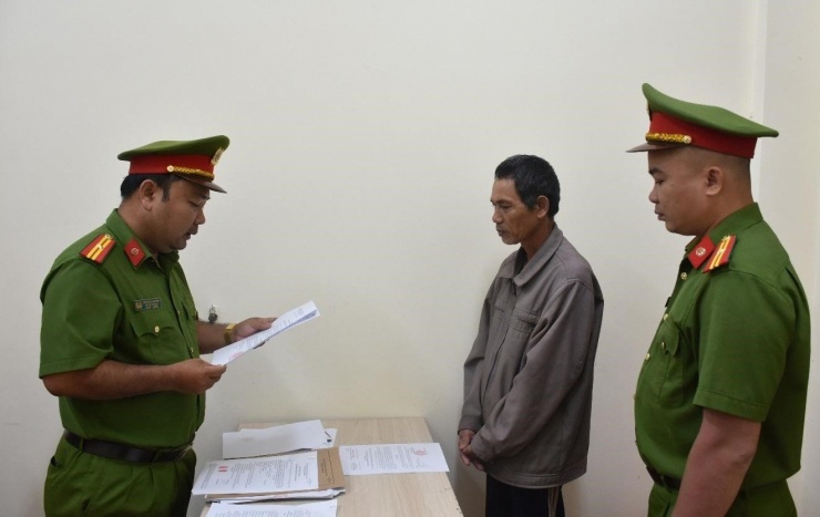 Công an tống đạt quyết định khởi tố bị can Dương Văn Tạo.