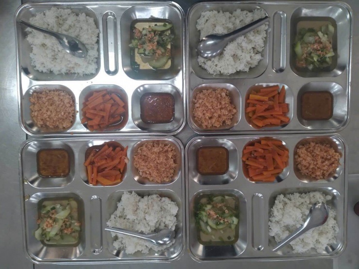Hình ảnh suất cơm được soạn ra đầy đủ món mà nhà trường chuẩn bị cho học sinh.