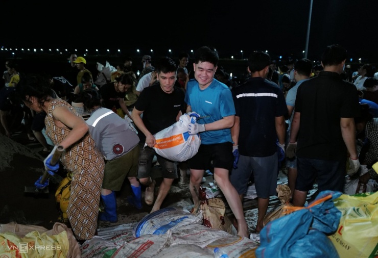 Người dân Bắc Ninh thức trắng đêm đắp đê. Video: Huy Mạnh