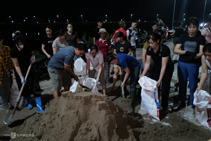 Bắc Ninh đắp hàng loạt đê ngăn lũ sông Cầu - 12