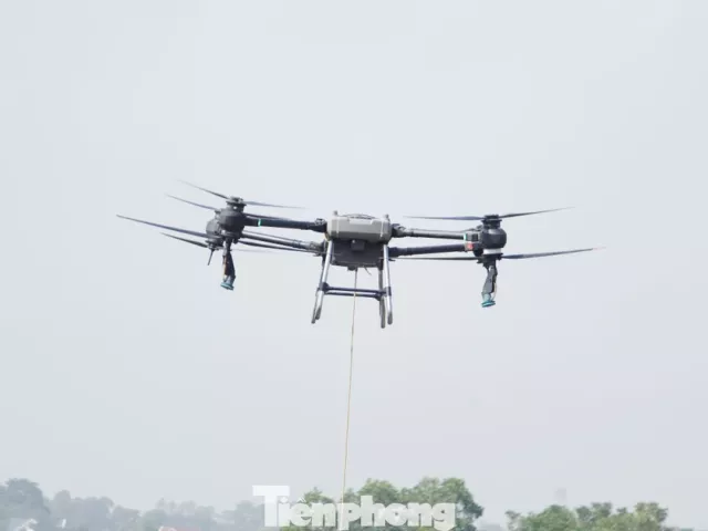 Dùng drone vận chuyển hàng tấn lương thực hỗ trợ người dân vùng lũ bị cô lập ở Bắc Ninh