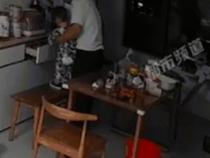 Ông nội dùng bật lửa làm đồ chơi gây tai nạn cho cháu, cộng đồng mạng bức xúc