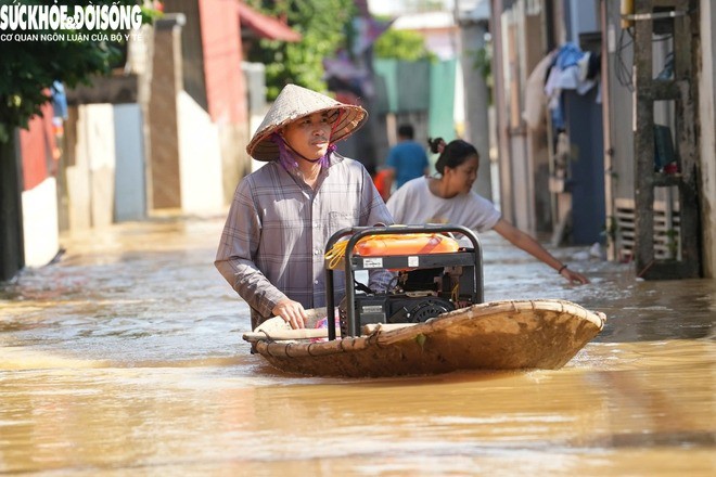 Việc đi lại hầu hết phải dùng thuyền hoặc tấm phản tự chế.