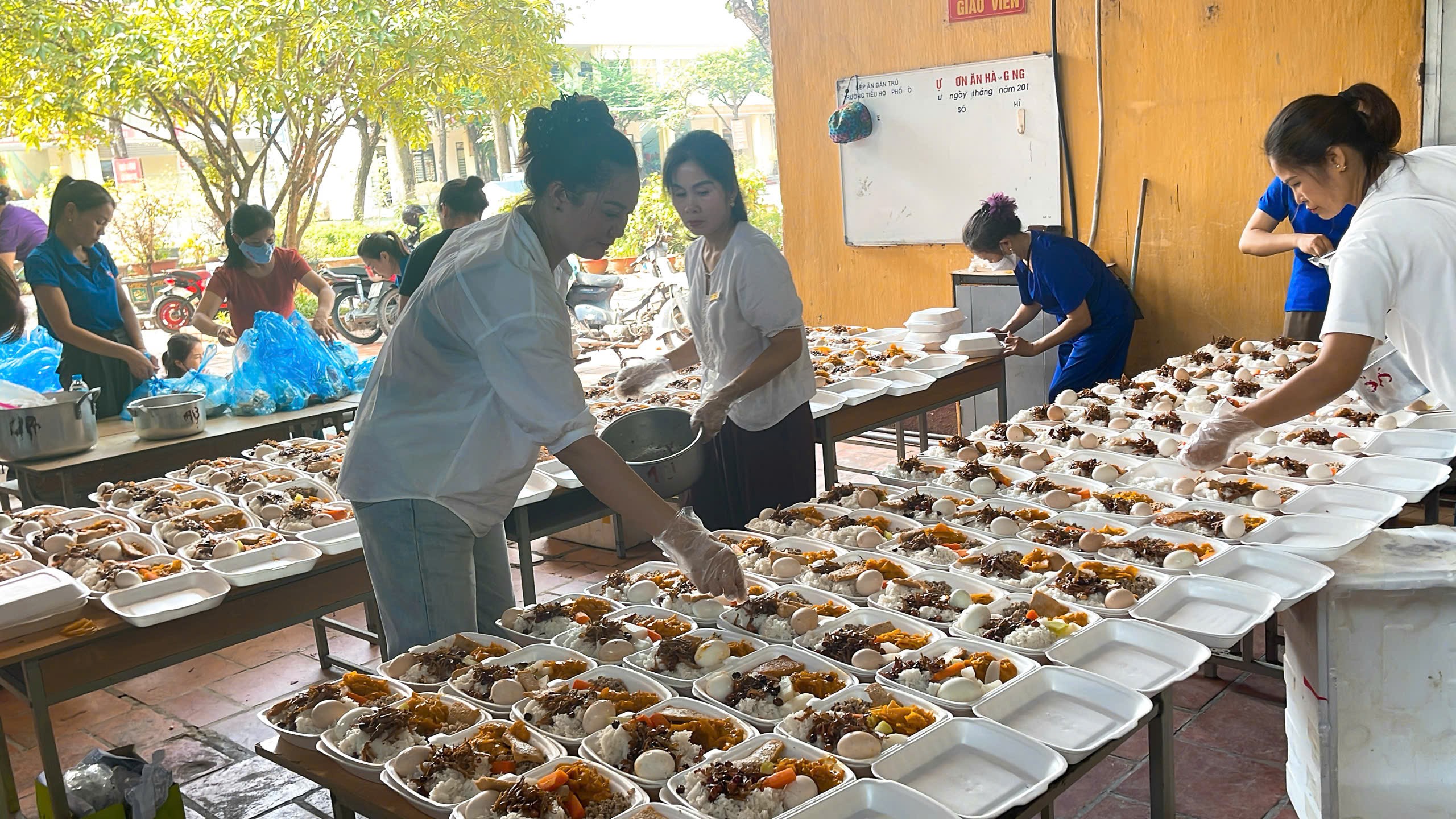 Những suất cơm nóng hổi được đóng hộp cẩn thận gửi cho bà con.