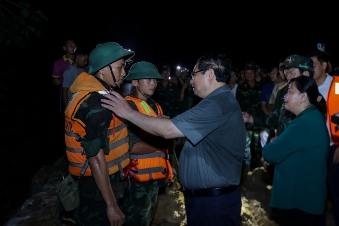 Thủ tướng động viên lực lượng hộ đê ở ngoại thành Hà Nội, tối 9/10. Ảnh: Nhật Bắc