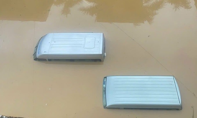 Nhiều ôtô tại trụ sở công ty điện lực bị ngập sâu trong nước. Ảnh: PC Thái Nguyên